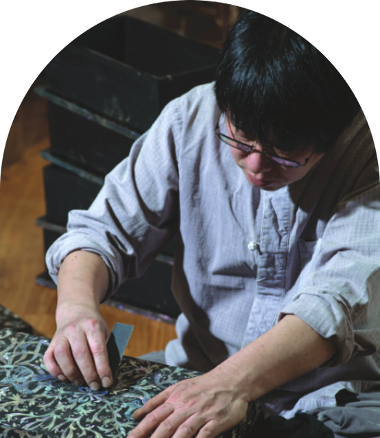 The image of Korean Mother-of-pearl lacquerware Master Park Gwi Rae, the holder of Gangwon Intangible Cultural Heritage Property