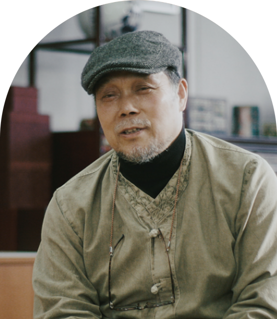 The image of Korean Hwageok Master Lee Jae Man, the holder of Important Intangible Cultural Heritage Property with craftsmanship heritage.